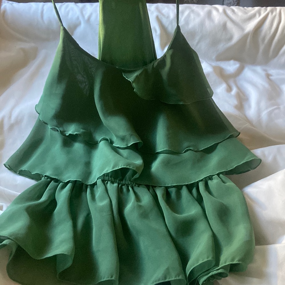 Cute green ruffle top ✳️🌿❇️
